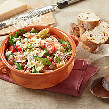 Dieser italienische Nudelsalat schmeckt nach Urlaub. Mit getrockneten Tomaten, Pesto und Rucola wird der italienische Nudelsalat zum mediterranen Geschmackserlebnis! 