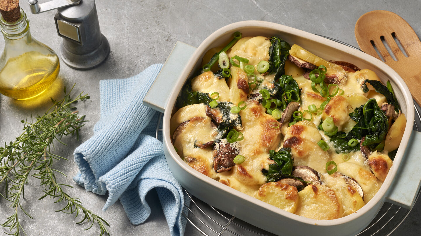 Kartoffelauflauf Kartoffelauflauf mit Pilzen, Spinat, Lauchzwiebeln und überbacken mit würzigem Käse