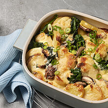 Kartoffelauflauf mit Pilzen, Spinat, Lauchzwiebeln und überbacken mit würzigem Käse