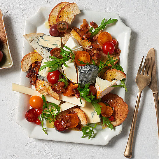 Käse-Brotsalat mit Speck-Vinaigrette