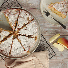 Saftiger Rührkuchen mit Apfel, Frischkäse und Zimt, gebacken in einer 26-Springform für perfekten Kaffeegenuss.