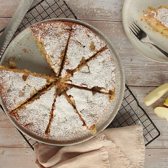 Saftiger Rührkuchen mit Apfel, Frischkäse und Zimt, gebacken in einer 26-Springform für perfekten Kaffeegenuss.