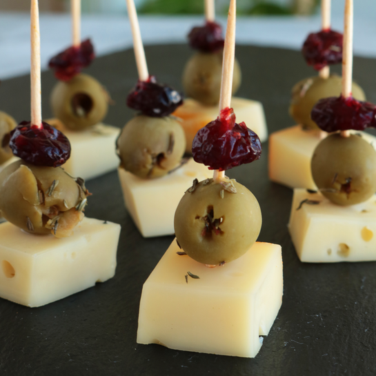 Cranberry-Oliven-Käsespieße