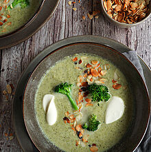 Würzige Brokkolisuppe mit Knoblauch und Zwiebeln, verfeinert mit Brunch Natur und knusprigen Mandeln als Garnitur.