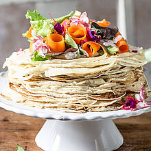 Buntes, frisches Gemüse auf herzhafter Crepetorte mit sahnigem Bresso Frischkäse