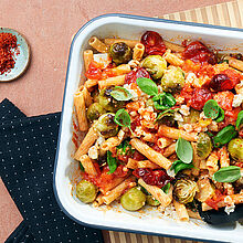 Baked Feta Pasta Rezept mit griechischem Feta, buntem Gemüsebett, umhüllt von Nudeln in einer Auflaufform