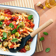 Griechischer Feta mit Pasta in einer Auflaufform verfeinert mit Basilikum und Kichererbsen