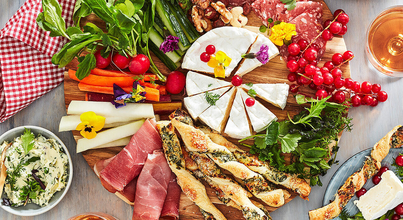 Charcuterie Board mit Camembert, Kräuterbutter & Kräuterstangen
