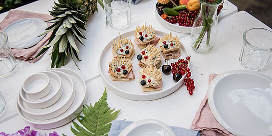 Kleine Käseigel auf Toast mit Schinken und Ananas 