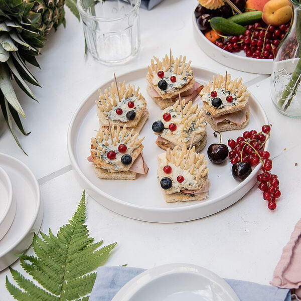 Kleine Käseigel auf Toast mit Schinken und Ananas 