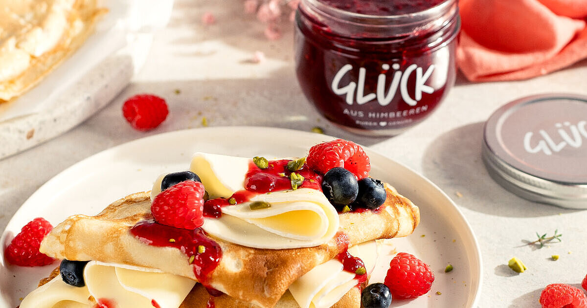 Buttermilch-Crêpes mit Himbeeren und Blaubeeren