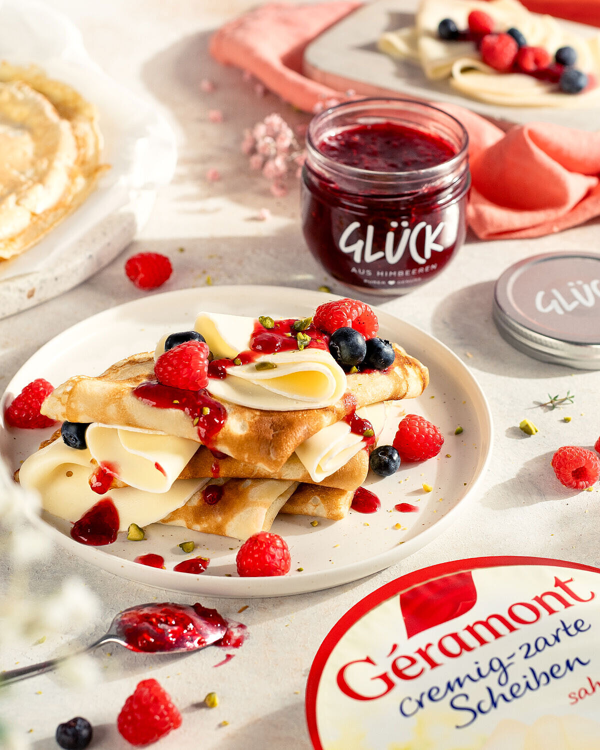 Buttermilch-Crêpes mit Himbeeren und Blaubeeren