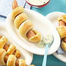 Wiener Würstchen mit Blätterteig ummantelt und einem Dip aus Milkana Kräuter Schmelzkäse und Quark.