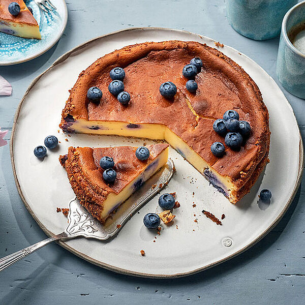 Low Carb Käsekuchen mit Heidelbeeren – Die Beeren verleihen dem Kuchen eine fruchtige Note und machen ihn zu einem besonderen Genuss