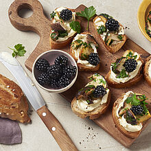 Genieße ein einzigartiges Allgäuer Röstbrot: Vereint süße Brombeeren, herzhafte Pilze und cremige Milkana Sahne. Ein Geschmackserlebnis der Extraklasse!