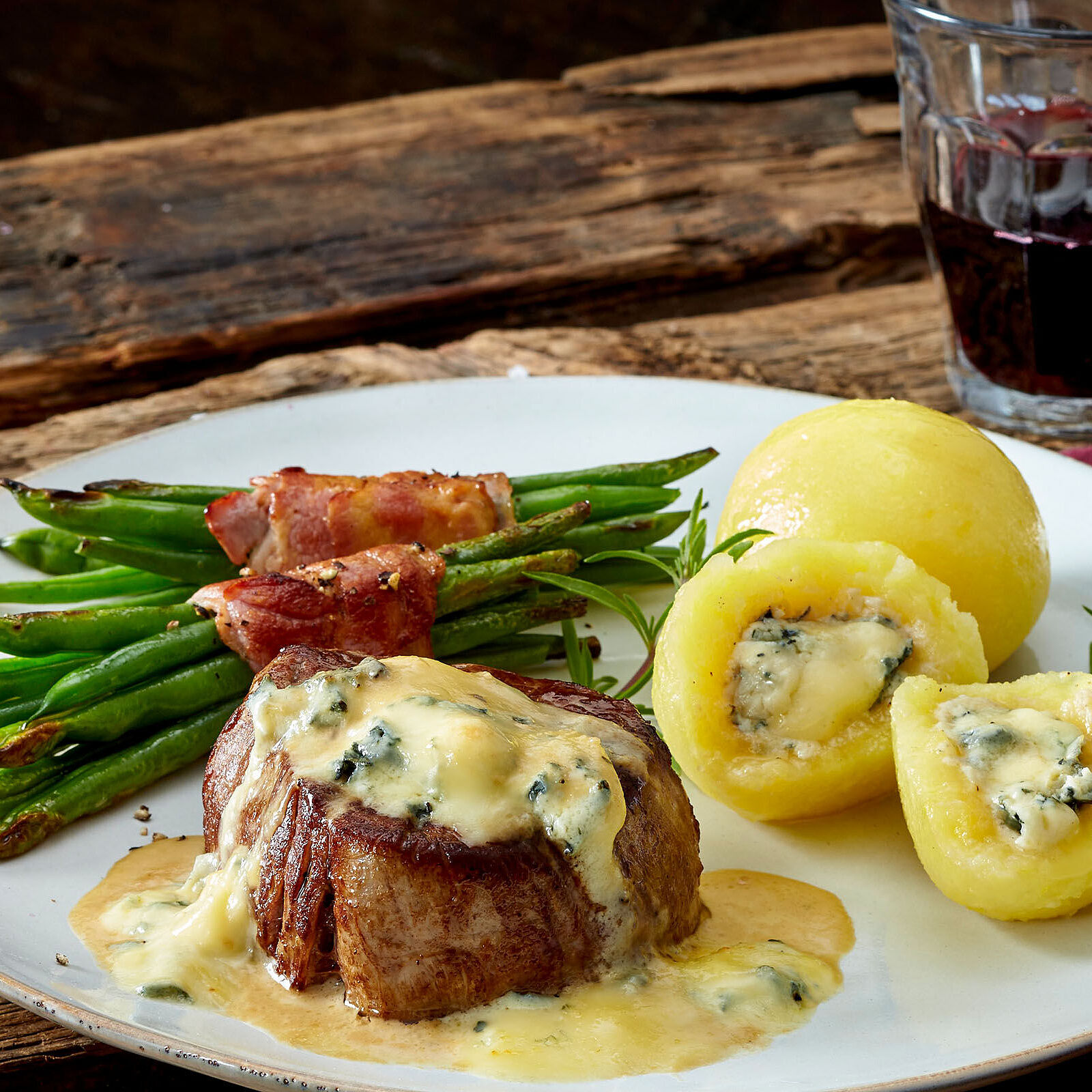 Rinderfilet-Medaillons mit Saint Agur-Klößen