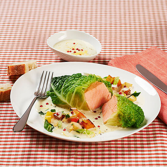 Lachs mit Wirsinggemüse und Milkana Pfefferrahmsauce