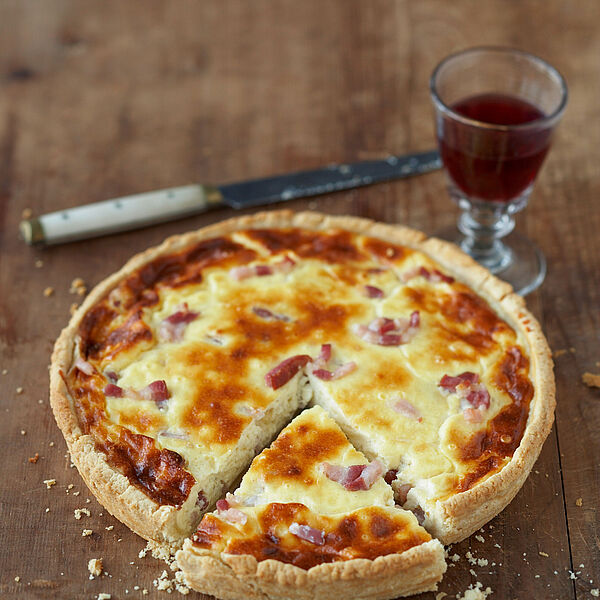 Frisch gebackene Quiche Lorraine ist ein Evergreen unter den Käserezepten. Goldbraune Käsekruste lädt zum Reinbeißen ein. 