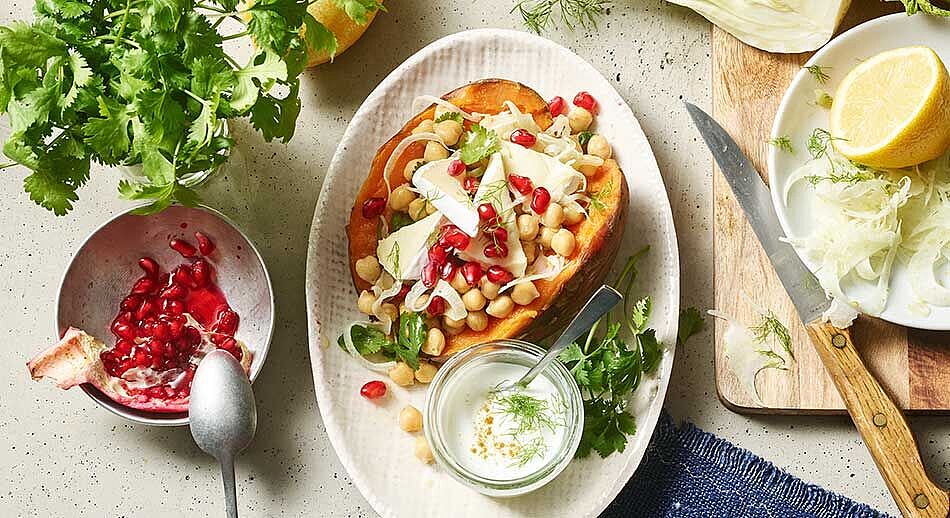 Süßkartoffel-Kumpir mit Granatapfel, Kichererbsen und Géramont