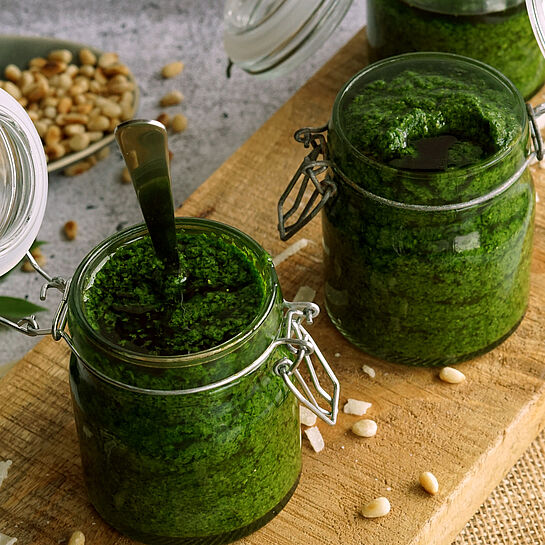 Bärlauchpesto Rezept mit gerösteten Pinienkernen und Parmigiano Reggiano, perfekt zu Pasta, Brot oder als Dip.