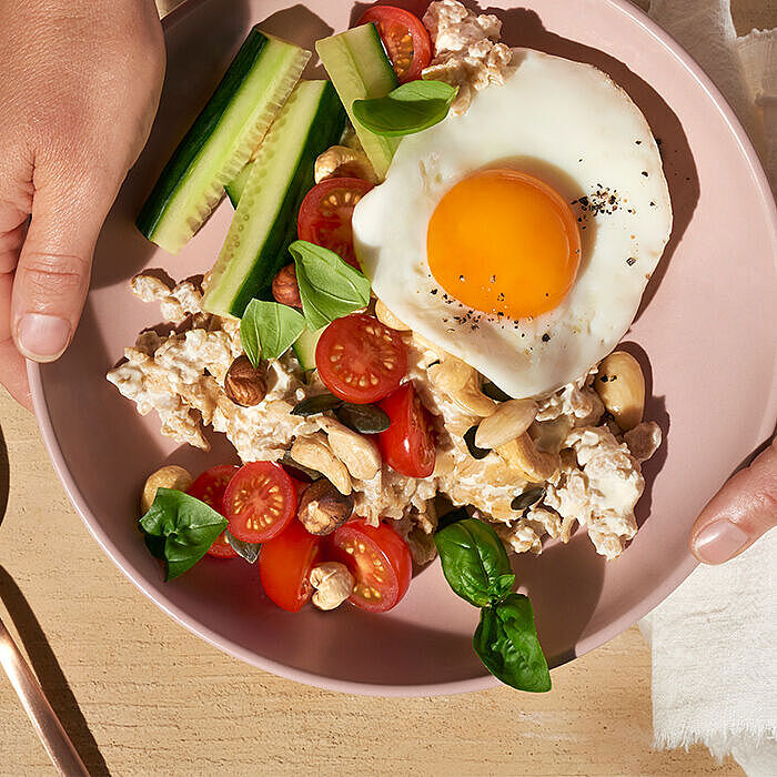 Dieses Frühstück liegt voll im Trend: Herzhaftes Porridge mit Gurke, Tomate und Spiegelei!