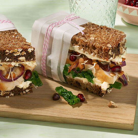 wrapped sandwich mit bresso portionen feine kraeuter mit haehnchenbrust und spinat