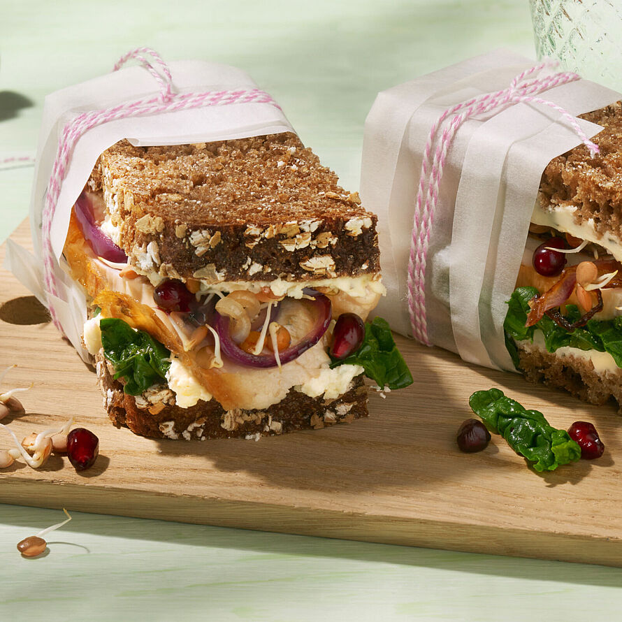 wrapped sandwich mit bresso portionen feine kraeuter mit haehnchenbrust und spinat