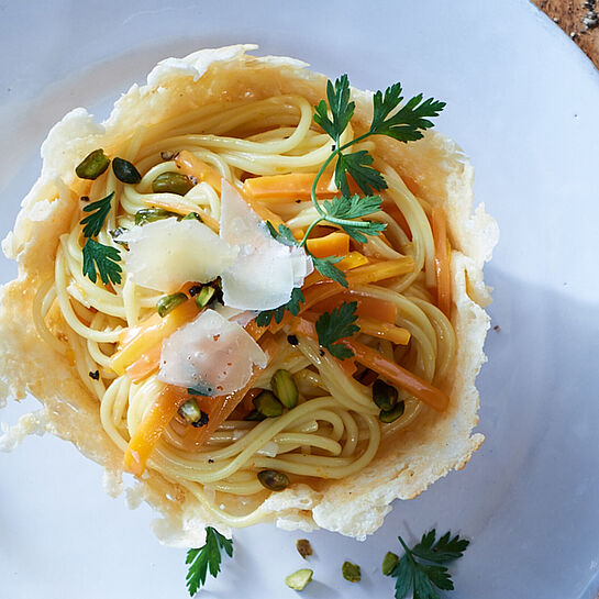 Rezept für Orangen-Nudeln im Käsekörbchen