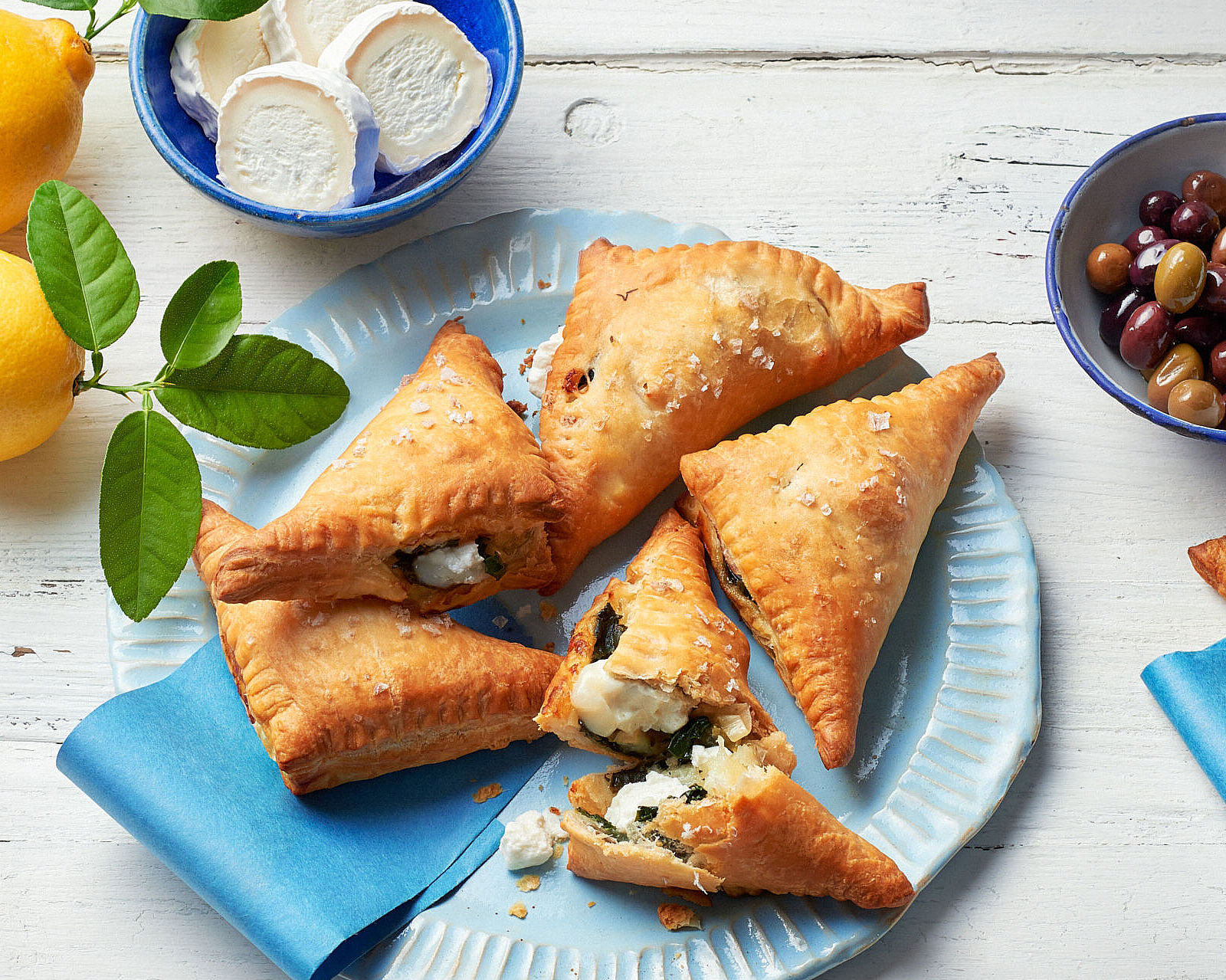 Griechische Blätterteigtaschen mit Chavroux