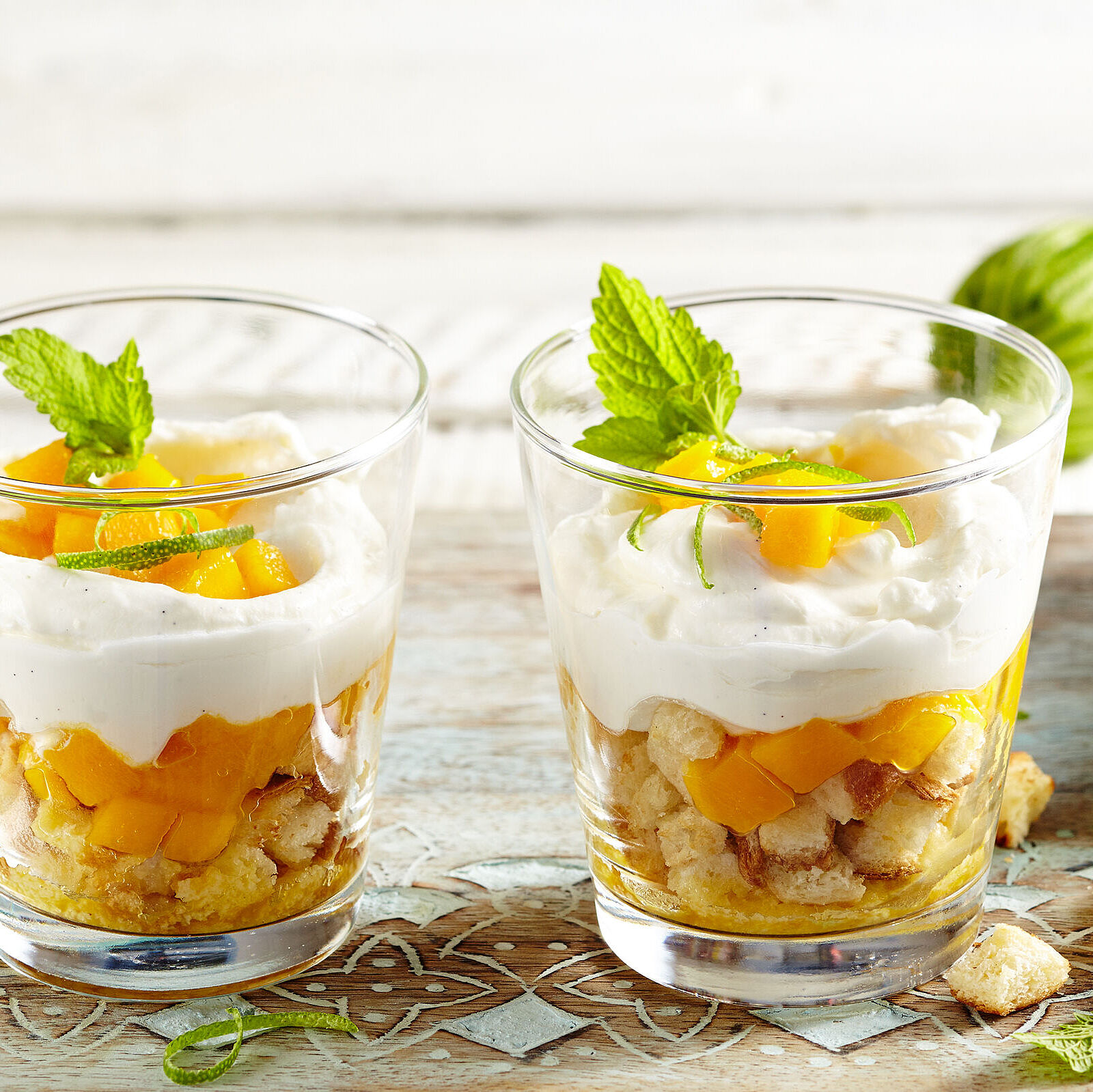Schichtdessert mit Mango und Ziegenfrischkäse