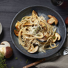 Cremige Pilzpasta mit angebratenen Steinpilzen, frischen Kräutern und Parmesan