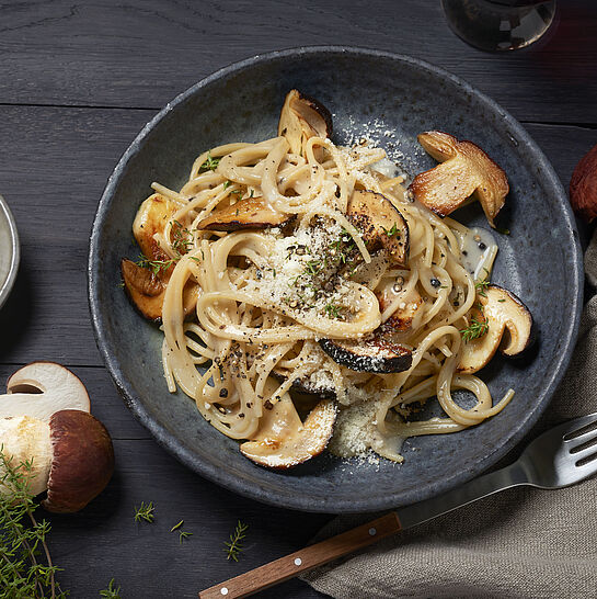 Cremige Pilzpasta mit angebratenen Steinpilzen, frischen Kräutern und Parmesan