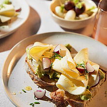 Zum Anbeißen! Frisches Bauernbrot mit Käse und Avocado. Verfeinert mit einem TL Honig. 