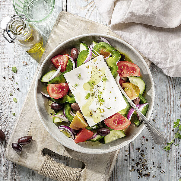 Rezept für einen klassisch traditionellen Fetasalt mit einem großen ganzen Stück Fetakäse