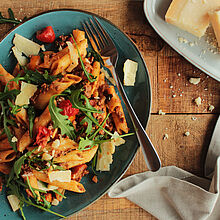 Köstliche Pasta Bella Italia mit Penne, Rinderhackfleisch, Kirschtomaten und Parmigiano Reggiano.