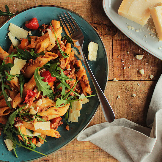 Köstliche Pasta Bella Italia mit Penne, Rinderhackfleisch, Kirschtomaten und Parmigiano Reggiano.