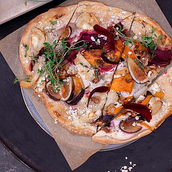 Knuspriger Flammkuchen mit Gemüse und Ziegenkäse ist eine köstliche und gesunde Alternative zur Pizza.
