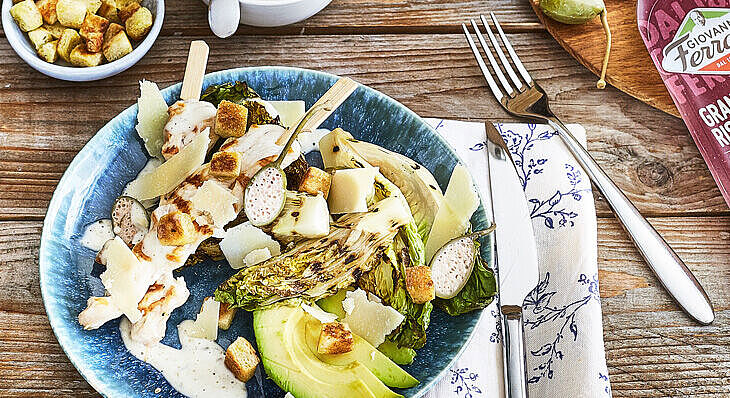 Gegrillter Caesar-Salat mit Hähnchenspieß