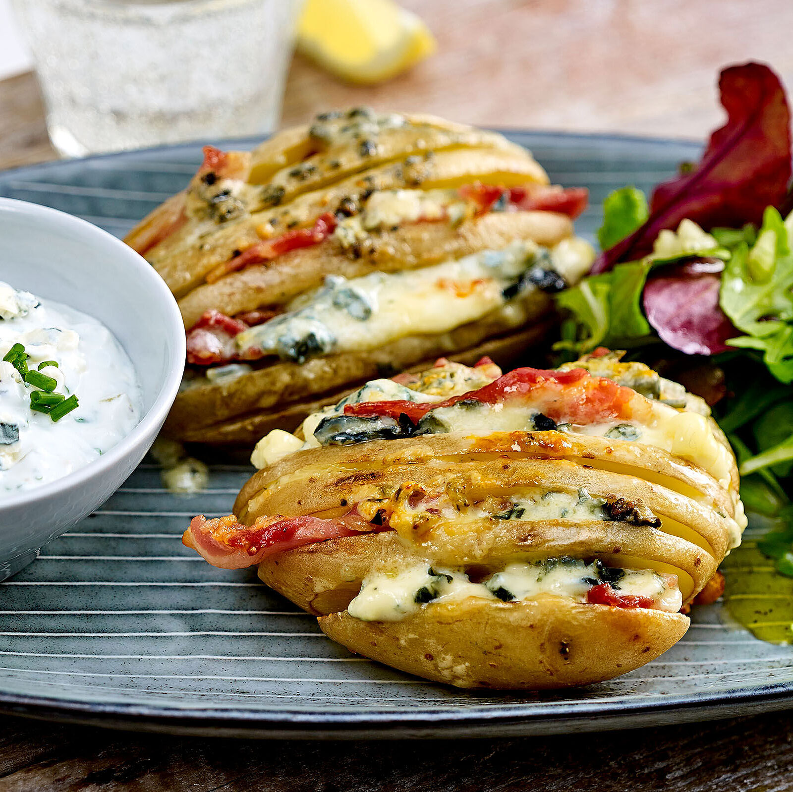 Hasselback-Kartoffeln mit Saint Agur Käse-Dip