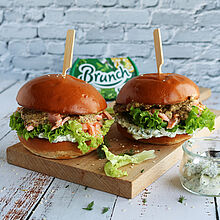Lachsburger mit Brunch-Creme und Honigsenf-Soße