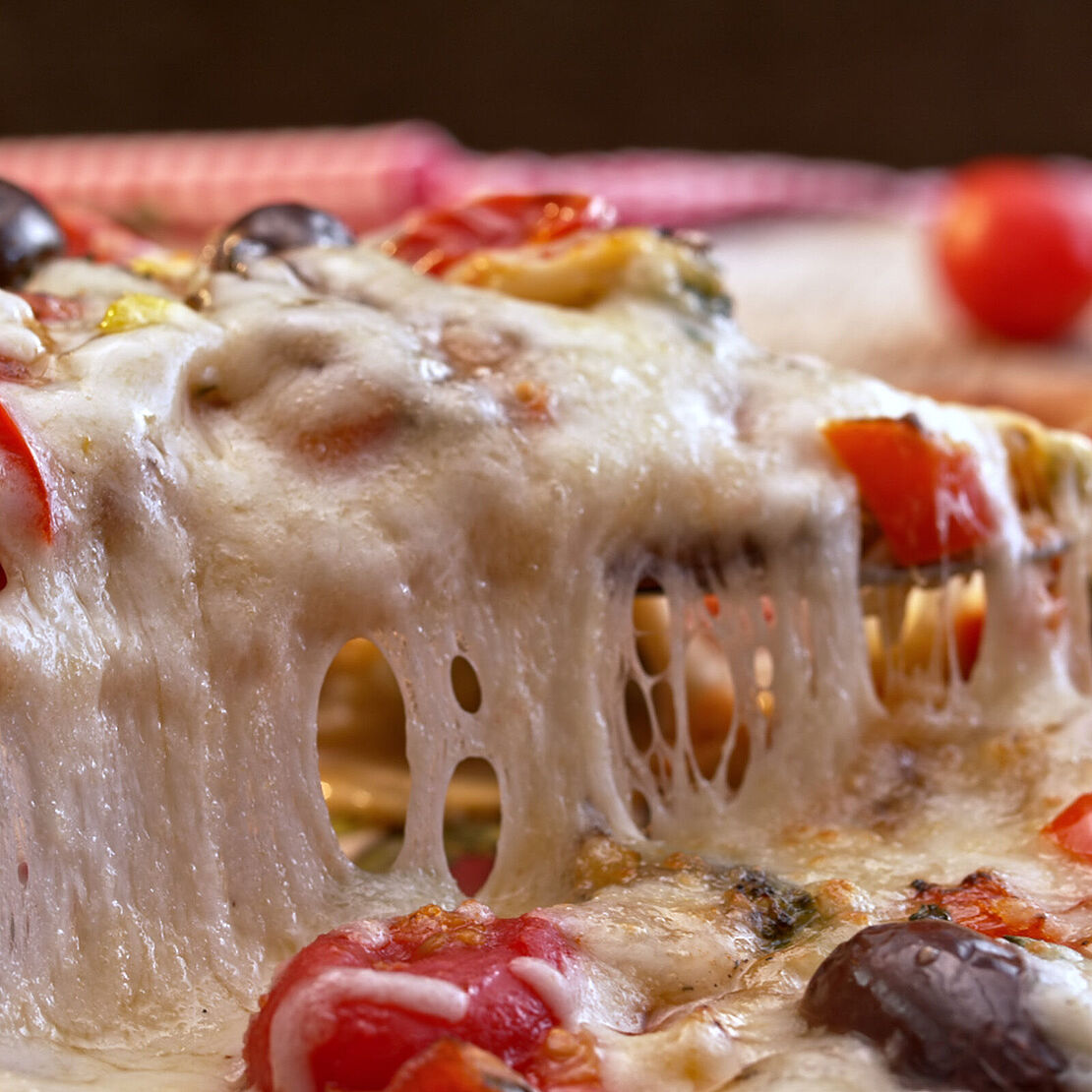 Eine leckere Pizza mit ganz viel Käse 