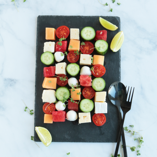 Schachbrettsalat mit Käse, Melone und Gurke