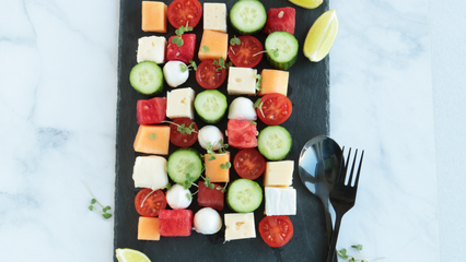 Schachbrettsalat mit Käse, Melone und Gurke