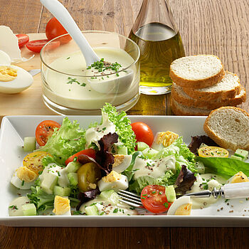 Bunter Salat mit Käse-Dressing - leckere Rezeptidee