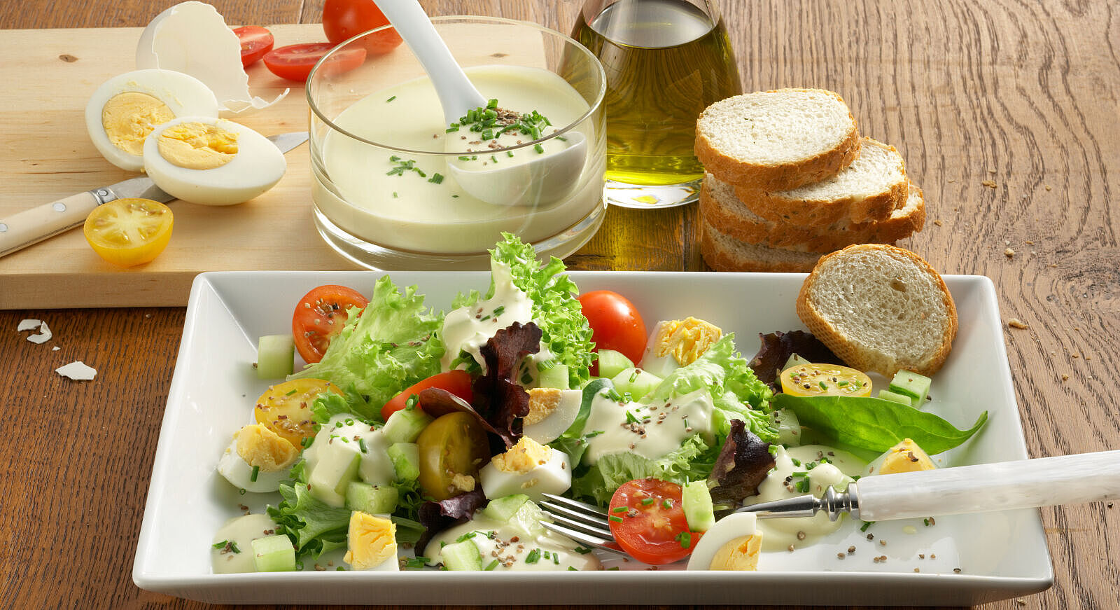 Bunter Salat mit Käse-Dressing