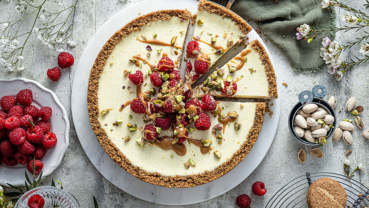 Probier unsere Rezepte aus und verzaubere deine ♥ Liebsten ♥  mit einem himmlischen Käsekuchen mit Himbeeren.