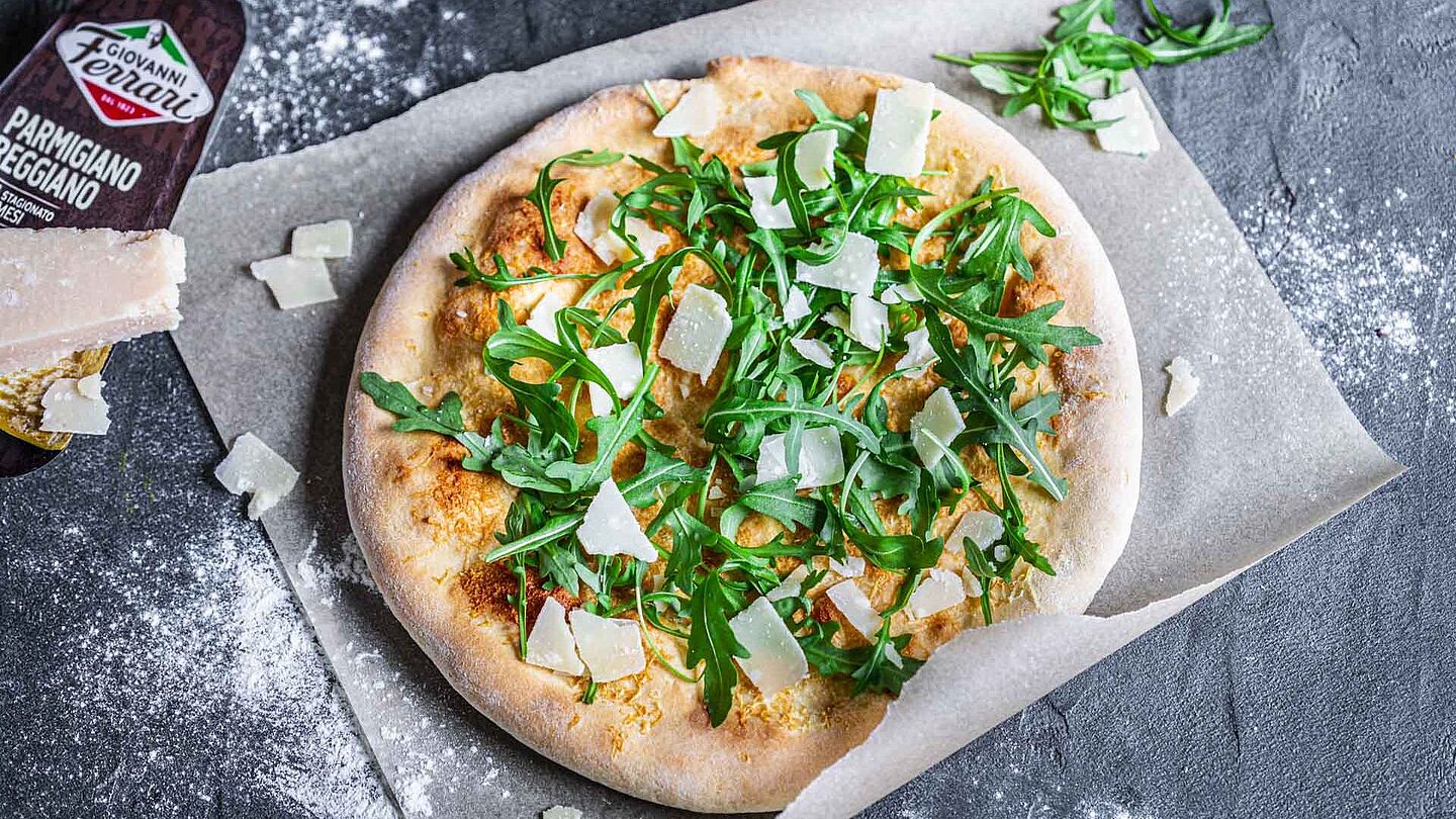 Pizza Rezept für die einfache aber köstliche Pizza Bianca mit Olivenöl, Parmigiono und Rucola