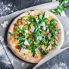 Pizza Rezept für die einfache aber köstliche Pizza Bianca mit Olivenöl, Parmigiono und Rucola