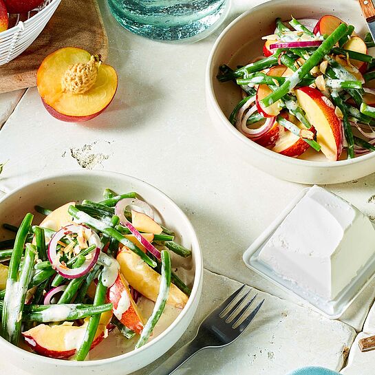 Erfrischenden Bohnensalat mit dem süßen Touch von Nektarinen, dem würzigen Kick von Zwiebeln und der cremigen Note von Chavroux Käse