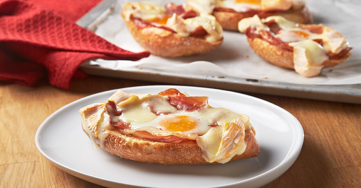 Halbe Brötchen überbacken mit Schinken und Käse Halbe Brötchen überbacken mit Schinken und Käse